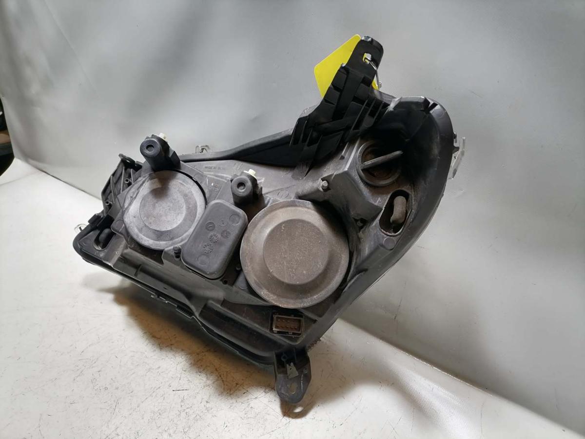 Opel Astra H Scheinwerfer vorn rechts Halogen schwarzer Hintergrund Zubeh&ouml;r Bj.2004